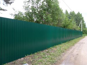 зеленый забор из профнастила